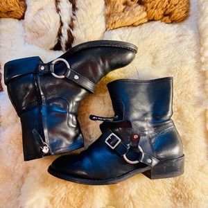 Country Road women’s black leather boots, Booties.